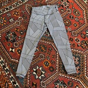 Old Navy size L super cool design go-dry leggings